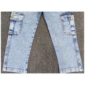 Pantalon cargo long en denim extensible/coton brodé pour garçons, 6 poches, faux zip, design délavé, poches à rabat avant/arrière visibles, coupe régulière - Product Image 1