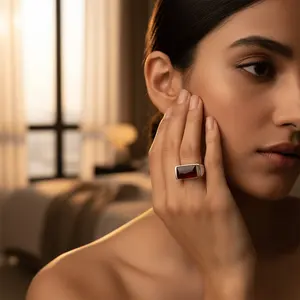 Bague en argent 925 rectangulaire avec grenat, bijoux fins pour femmes, pièce élégante, plaqué rhodium, matériau platine, sertissage incrusté - Product Image 1