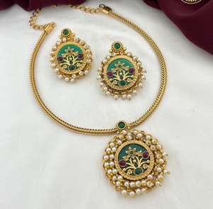 Ensemble collier et boucles d'oreilles élégants en laiton plaqué or, style temple traditionnel, pour femmes, bijoux ethniques classiques pour mariage - Product Image 2
