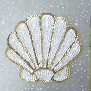 Élégance brodée de l'amour, un charme en velours en forme de cœur richement décoré avec des bordures perlées, des broderies en fil doré et une pierre précieuse centrale - Product Image 1