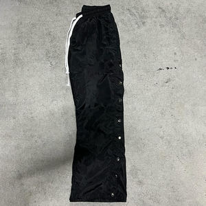 กางเกงขายาวผู้ชายแบบมีกระดุมข้างทรงบาน ผ้าไนลอนโพลีเอสเตอร์กันลม สไตล์ลำลอง  รับผลิตตามแบบ OEM พร้อมสกรีนโลโก้ - Product Image 5