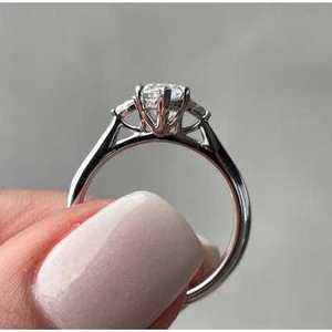 Anillo de Compromiso con Tres Diamantes Cultivados en Laboratorio, 2.5 Quilates en Total, Color EF, Claridad VS - Product Image 1