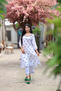 Eleve su estilo con Purple Orchid White Cotton Kurta & Straight Pants Set Cómodo, de moda, divertido - Product Image 2