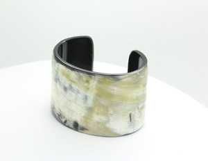 Bracelet manchette artisanal moderne en corne de buffle écologique, couleur corne naturelle, finition laquée, perles, bijoux de luxe pour la décoration intérieure - Product Image 4