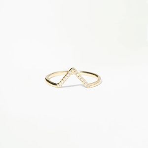 Elegante bisel de diamante natural Ajuste Triángulo Forma Anillo Apilamiento Banda moderna 14K Oro amarillo 0.045ctw Diamante facetado redondo - Product Image 1