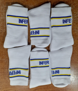 Calcetines gruesos y acogedores que mantienen los pies calientes y con estilo en invierno. - Product Image 3