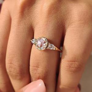 Anillo de Compromiso con Diamantes de Corte Redondo en Forma de Rosa, Engaste en Bisel, Hecho a Mano, Certificado IGI, Claridad VS, 1.50 mm - Product Image 4