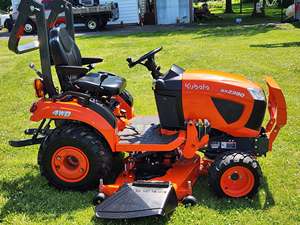 Tractor de ruedas 4x4 USADO, modelo BX2380, con motor de 21HP, compatible con enganche rápido, caja de cambios de tractor cargador, cucharón rápido de 739 LB, para un trabajo más eficiente. - Product Image 5