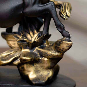 Estatua de Caballo Negro Duo, Material de Resina, Diseño Feng Shui, Acabado Brillante y Duradero, Decoración de Mesa para Interiores - Product Image 5