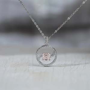 Colgante de Diamante con Corte Asscher en Espiral, Certificado por IGI, con un Estilo Elegante - Product Image 6