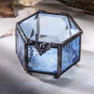 Boîte à bijoux élégante en laiton et en verre avec un savoir-faire délicat pour un affichage élégant et luxueux de pièces précieuses de bijoutiers - Product Image 1