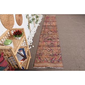 Tapis vintage Herki 2,1 x 11,8 pieds, tapis turc rouge uni en laine - Product Image 1