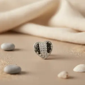 Boucles d'oreilles clous tendance vintage romantiques en forme de cœur argenté, pierres précieuses noires et blanches avec perle, laiton plaqué rhodium pour fêtes et cadeaux - Product Image 1