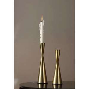 Candelabro Navideño Moderno de Aluminio Hecho a Mano, Tamaños Personalizados, Acabado Dorado para Sala de Estar Minimalista, Interior Contemporáneo - Product Image 1