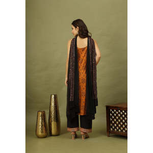 ชุดคุรตะผ้าฝ้ายพิมพ์ลายบันดานีสำหรับผู้หญิง พร้อมกางเกงปาลาซโซและผ้าคลุมไหล่ - Product Image 5