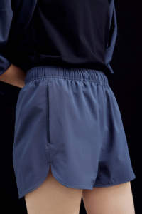 Short de sport bleu marine taille haute pour femme personnalisé respirant maigre à la mode brodé motif chaud en gros personnalisé - Product Image 3