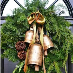 Campanas de vaca de hierro pesado de tono metálico con percha de bucle para decoración de granero de puertas al aire libre o seguimiento tradicional de animales - Product Image 2