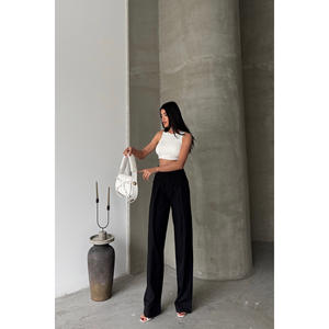 Pantalones negros de mujer con detalle de solapa plisada ancha y diseño cerrado - Product Image 3