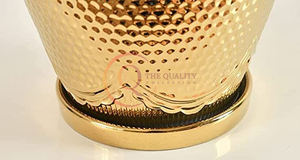 La surface texturée en gros ajoute la collection de jardinières dorées que ces pots brillants apportent et texture à tout ensemble de fleurs - Product Image 4