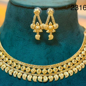 Conjunto de Joyería Étnica Nupcial Chapada en Oro Tradicional Modelo 23167 Collar con Colgante de Motivo Triangular Gargantillas de Moda - Product Image 1