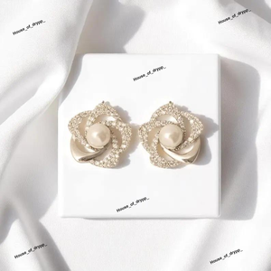 Boucles d'oreilles clous en argent perlé floral, élégantes et luxueuses, serties de diamants en moissanite, étincelantes, pour femmes, à porter au quotidien, cadeau - Product Image 2