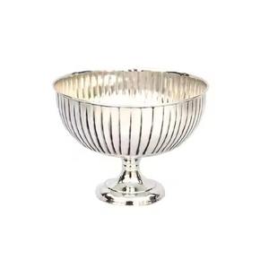 Tazón de aluminio de alta calidad con acabado antiguo, símbolo del equilibrio entre opciones saludables y deleitables delicias. - Product Image 1