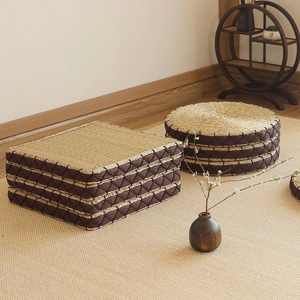 Coussin jonc de mer tissé à la main du Vietnam Tapis de sol en paille naturelle pour la méditation, salon de thé, balcon ou décoration rustique - Product Image 1