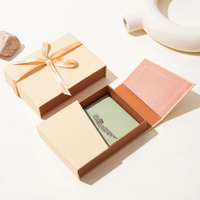 Boîte cadeau magnétique de luxe personnalisée en forme de livre en papier d'art, avec revêtement UV, gaufrage, ruban et tiroir intérieur pour emballage de cosmétiques et bijoux