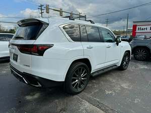 2024 seminuevo Lexus LX 600 F Sport Handling AWD - Product Image 3