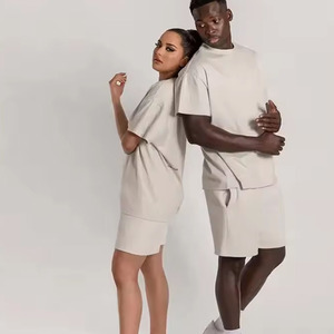 Conjunto de camisetas y pantalones cortos de dos piezas de alta calidad para hombres y mujeres, camiseta recortada de manga corta de algodón liso personalizada de verano 2024 para hombres - Product Image 2