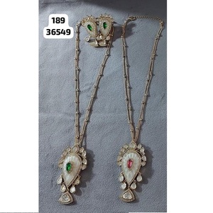 Ensemble de colliers Kundan délicats pour demoiselles d'honneur Bijoux traditionnels légers pour les fonctions indiennes disponibles au prix de gros - Product Image 1