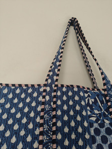 กระเป๋าผ้าฝ้ายอินเดียลายควิลท์สีฟ้าเป็นมิตรต่อสิ่งแวดล้อมสำหรับผู้หญิงเย็บปะติดปะต่อกันขนาดใหญ่พร้อมฝาปิดเปิดสำหรับช้อปปิ้งและท่องเที่ยวทุกวัน - Product Image 2