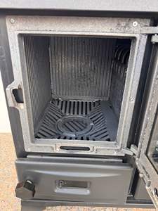 Poêle à bois en fonte avec four – Élégance classique, confort moderne - Product Image 2