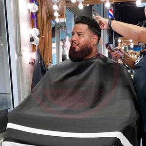 Cape imperméable de coton de polyester de coupe de cheveux de salon professionnel pour le quotidien de barbier utilisé | capes de logo personnalisé - Product Image 3
