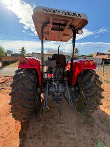 Tracteur agricole industriel d'occasion Massey Ferguson 4275 42 CV Rouge 4x4 à transmission par engrenages haute productivité - Product Image 2