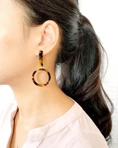 Pendientes de resina artesanal Piezas de alta calidad para el creador de tendencias Moderno Pendientes de color de resina con estilo El accesorio perfecto - Product Image 4