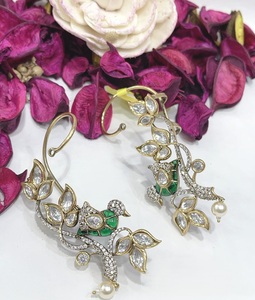 Boucles d'oreilles tendance de haute qualité, finition dorée, style traditionnel, pierres, look de bijoux, collection pour femmes, pour mariage - Product Image 1