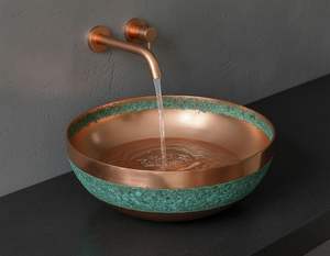 Bassins en cuivre vintage créés pour les collectionneurs qui apprécient l'artisanat métallique unique avec des caractéristiques de design traditionnel distinctives - Product Image 1