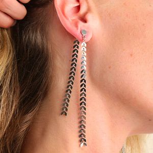 Elegantes Pendientes Colgantes Chevron de Acero Inoxidable Plateado de 4 Pulgadas con Postes Hipoalergénicos - Product Image 2