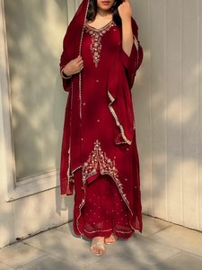 Salwar Kameez de diseño con borde recto en tela de georgette sintética gruesa de color rojo y negro para usar en las noches de Sangeet o cenas de Eid. - Product Image 2