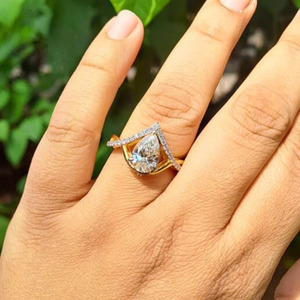 Bague de fiançailles pour femme en or massif 18 carats avec diamant taille poire, sertissage pavé géométrique, style classique, joaillerie fine - Product Image 1