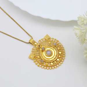 Venta al por mayor nuevo diseño hecho a mano largo oro Mandala colgante gran bohemio moneda collar oro sol medallón Arco Iris piedra lunar - Product Image 2