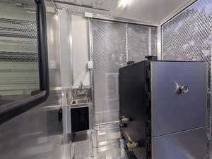 Remolque de Comida Móvil Comercial de 20 pies Equipado con Barbacoa y Terraza Refrigerada en Venta - Product Image 3