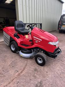 Tractor cortacésped a gasolina HF 2417 HTE premium de 102 cm (40 pulgadas) con motor OHC V-Twin de 530 cc, diseñado para céspedes de hasta 1,5 ha. - Product Image 2