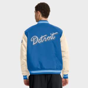 เสื้อแจ็คเก็ตเบสบอลแบบวาร์ซิตี้ รุ่น Custom Team Letterman สำหรับผู้ชาย สีน้ำเงินครีม ของทีมดีทรอยต์ ไลออนส์ รุ่น Rewind Legacy แบบติดกระดุมเต็มตัว - Product Image 2