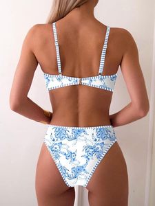 Conjunto de bikini floral de dos piezas para mujer, sublimado, con cuello en V profundo, espalda descubierta, parte inferior de poliéster elástico estilo hipster. - Product Image 2