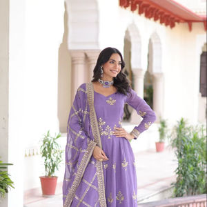 Vestido y Dupatta de Lavanda con Bordado Plateado Brillante y Rico Trabajo de Bordado con Lentejuelas - Product Image 1