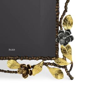 Marco de fotos de rama floral dorada vertical con hojas y flores metálicas Marco decorativo inspirado en la naturaleza elegante - Product Image 3