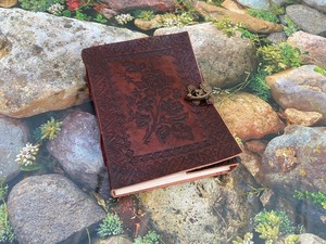 สมุดสเก็ตช์ภาพหนังแฮนด์เมดลายกุหลาบนูนสวยงาม A5สมุดสเก็ตช์ภาพเงาของขวัญสำหรับคู่รัก - Product Image 4