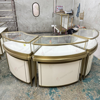 Comptoir de présentation de bijoux de luxe en acier inoxydable doré avec vitrine en verre et éclairage LED, logo personnalisé, vente directe d'usine